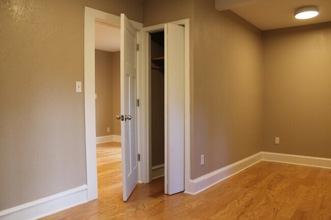 Building Photo - 3 bedroom 2 bathroom home