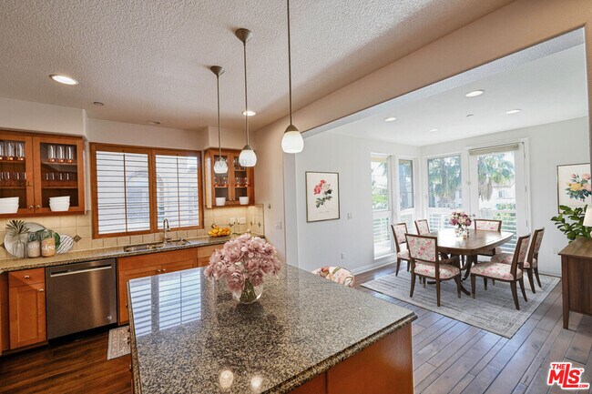 Building Photo - 5831 Seawalk Dr