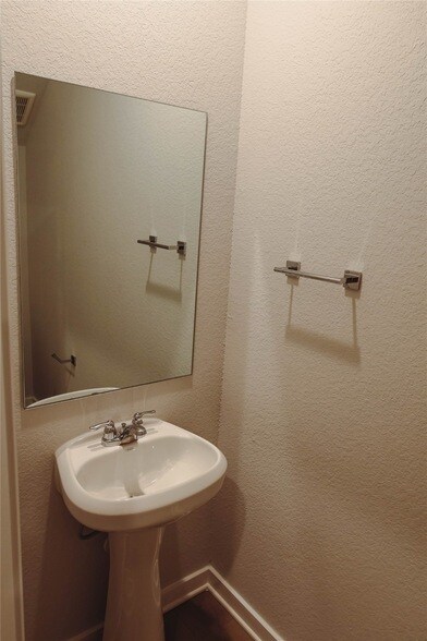 Building Photo - 16 Courageous Side Way