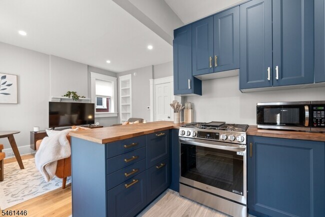 Building Photo - 32 Willowdale Ave