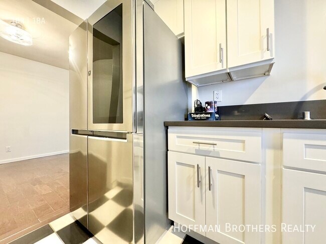 Building Photo - 8231 De Longpre Ave