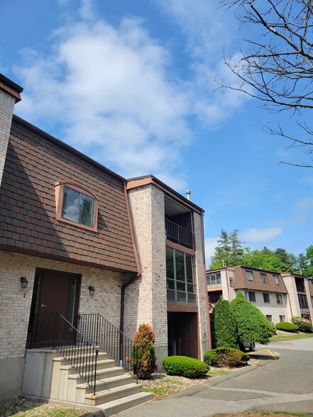 Building Photo - 1 Greenbriar Dr