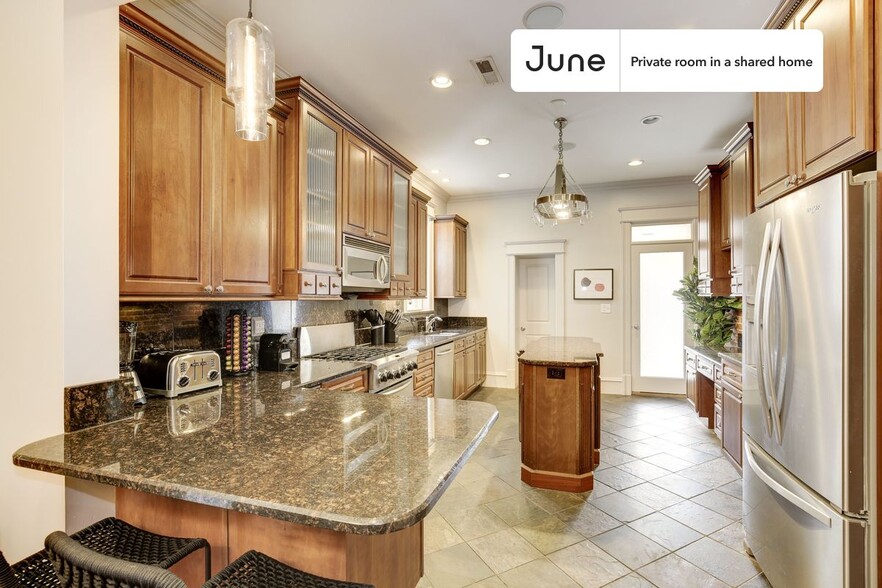Building Photo - Private bedroom in 4 bed/3 bath Home