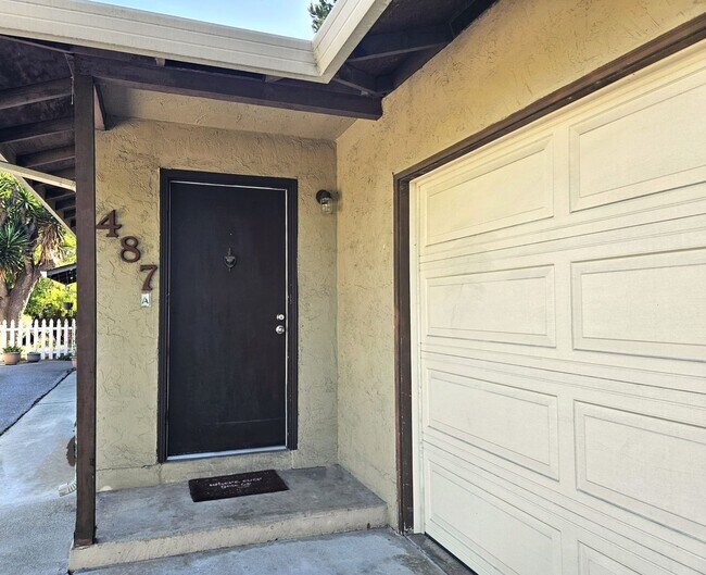 Building Photo - Charming 3-bedroom, 1-bathroom duplex unit.