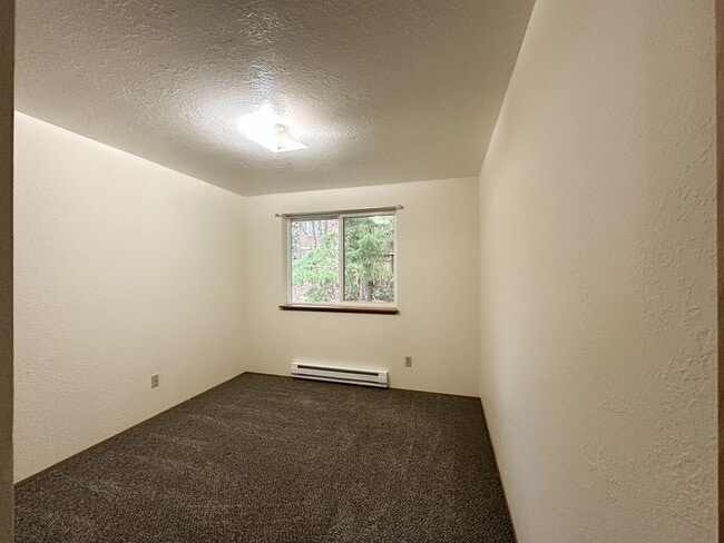 Building Photo - Charming 3-Bed Townhouse in Quiet Neighborhood Across from Park!