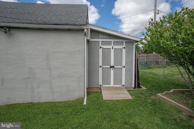 Building Photo - 586 Summit St