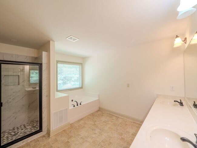 Building Photo - 512 Watercourse Way