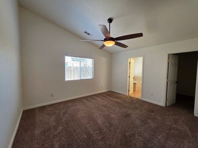 Building Photo - 4 bedroom 2 bathroom in NW Visalia!
