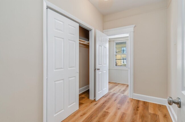 Building Photo - 124 W 54th St