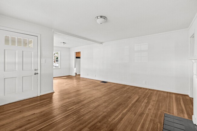 Building Photo - Charming 3 Bedroom, 2 Bathroom house