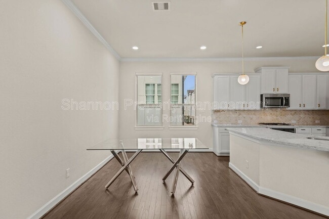 Building Photo - 2025 Cambridge Heights Pl