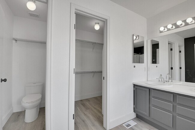 Building Photo - $3,040.95 - 3 Bed, 3-Bath Home in Aurora with In Unit Laundry and Central AC