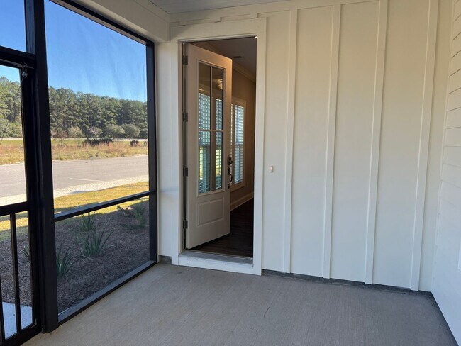 Building Photo - 3 Bedroom Townhouse in Washington Square!