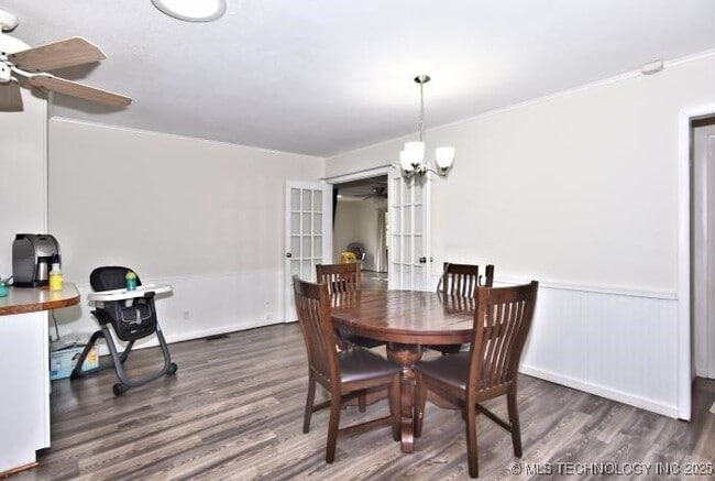 Building Photo - 513 N Village Pl