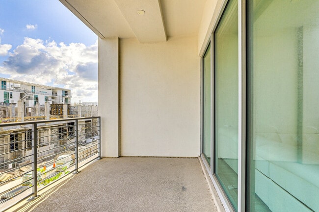 Building Photo - 332 Cocoanut Ave