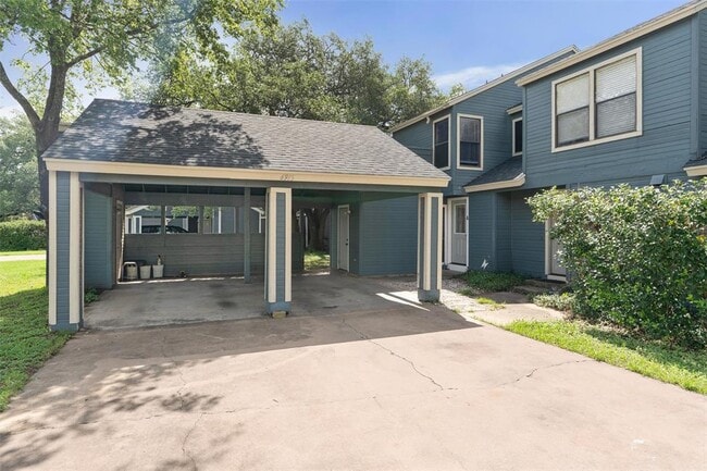 Building Photo - 6915 Woodhue Dr