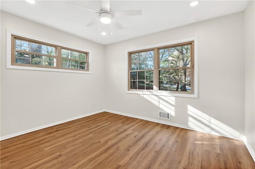 Building Photo - 2918 Highland Dr SE