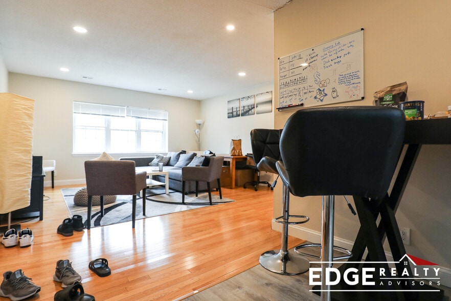 Building Photo - 178 Lake Shore Rd