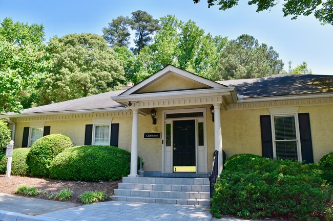 Clubhouse with gym and swimming pool - 4217 Pine Heights Dr NE