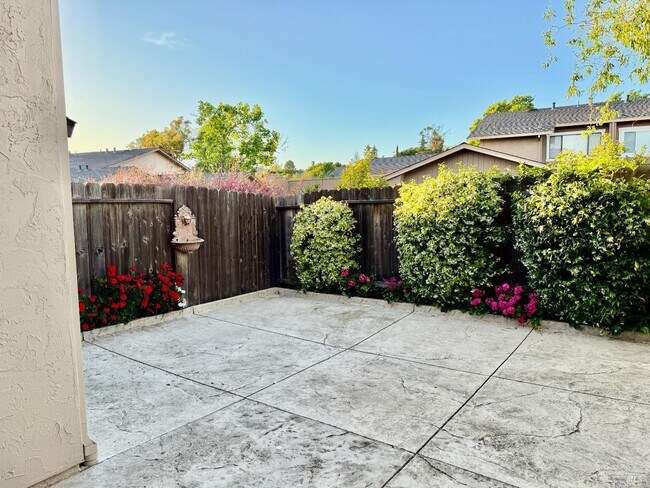 Building Photo - 1121 Grove Cir
