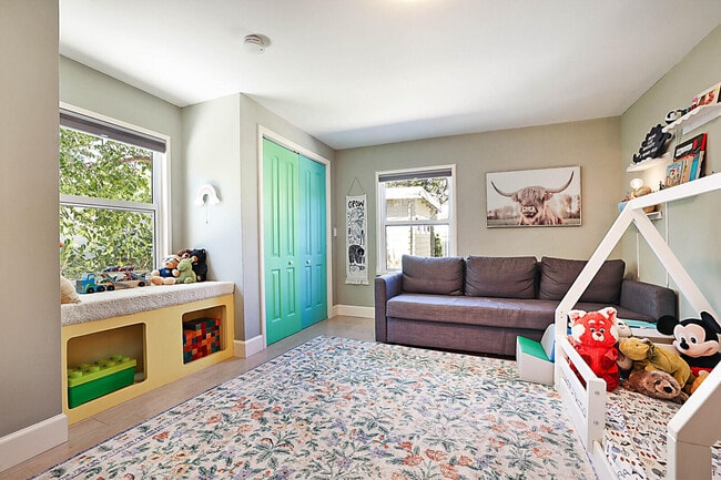 Building Photo - 711 NW 7th Dr