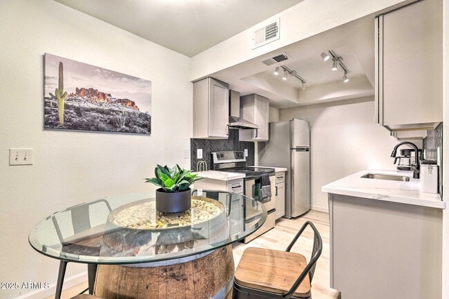 Building Photo - 726 S Nebraska St