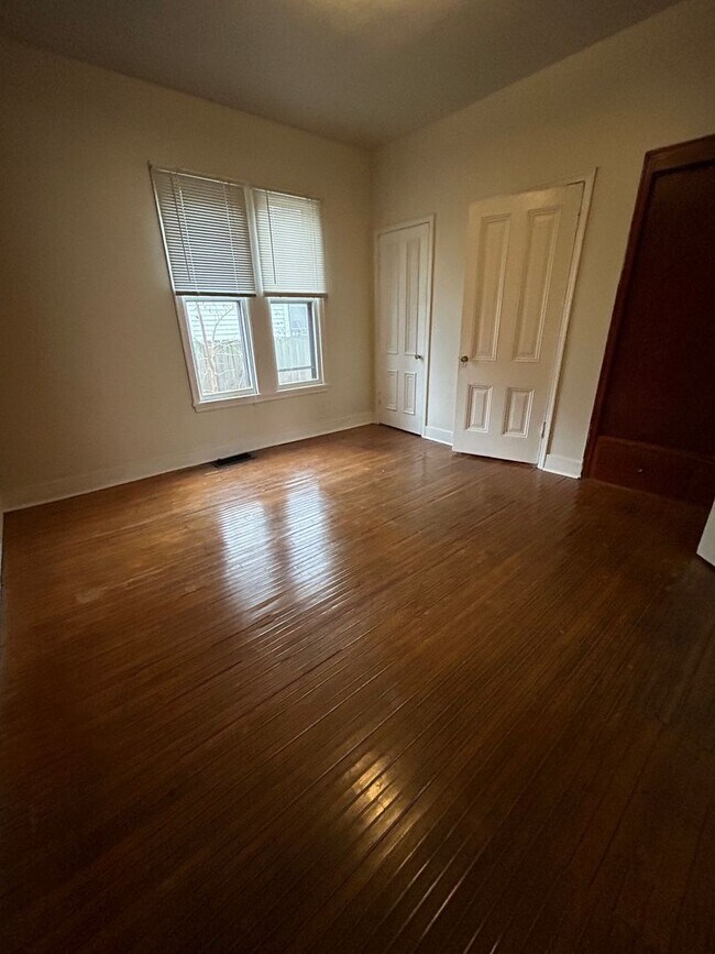 Building Photo - GB - 02 - Duplex