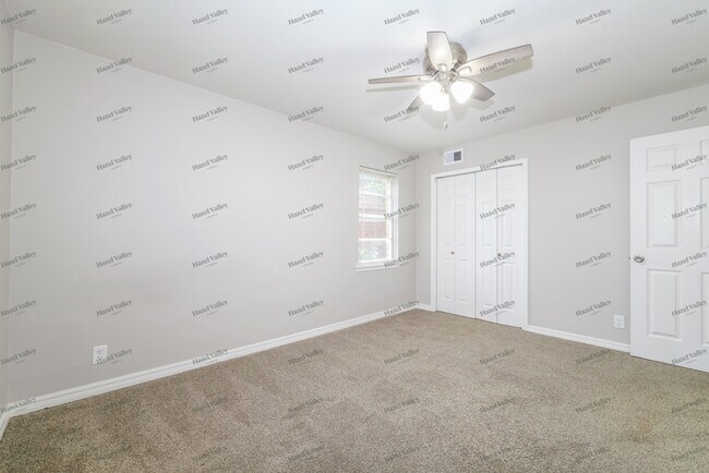 Building Photo - 900 NE Katherine Pl