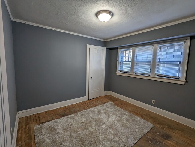 Building Photo - Welcome Home to this 2 Bedroom Unit in Mil...