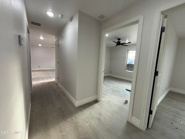 Building Photo - 2633 Dunoon Dr