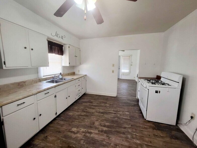 Building Photo - 1001 S Main St