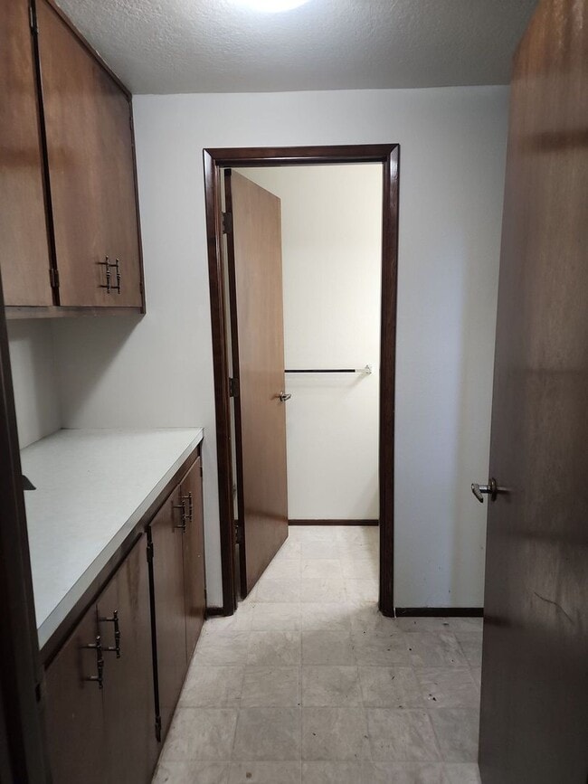 Building Photo - Beautiful Large home in private and quiet community