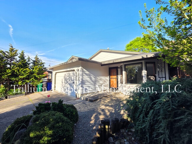 Building Photo - 110 SE 65th Ave