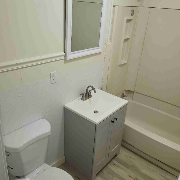 Building Photo - 2050 Reggie Dr