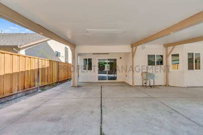 Building Photo - Completely Renovated 4-Bedroom Home with M...