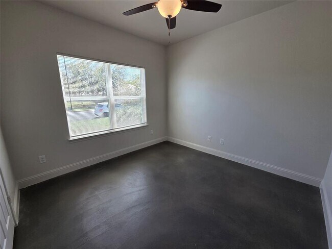 Building Photo - 800 Woodview Dr