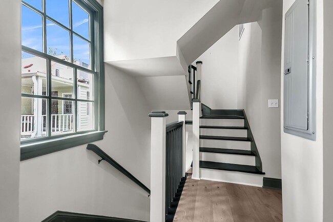 Building Photo - 3 Bedroom 2.5 Bath House in the hip Elliot...