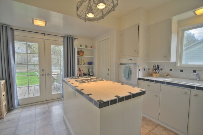 Building Photo - 4Bd/2Ba Seattle House