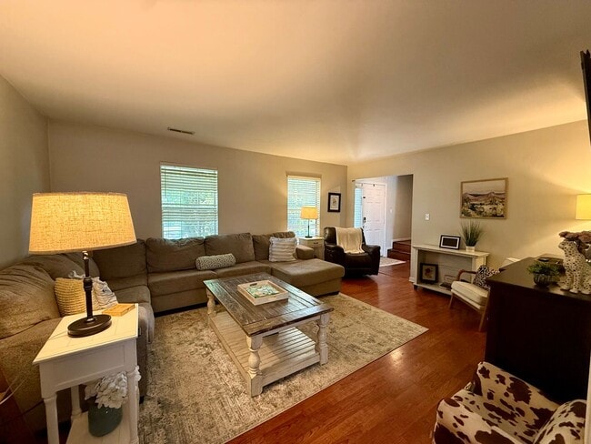 Building Photo - 4-bedroom, 2.5-bath home on a cul-de-sac street!
