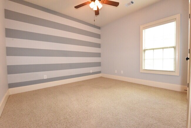 Building Photo - 1453 Cloverbrook Cir