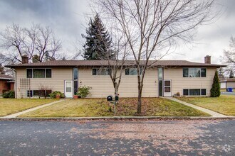 Building Photo - Spacious 3 bedrooms and 2 bathrooms Duplex...