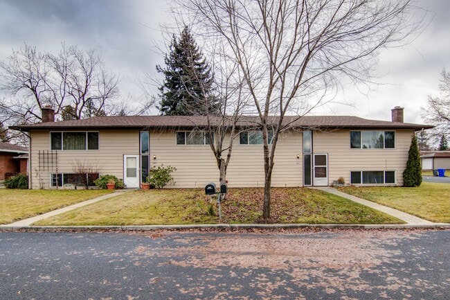 Primary Photo - Spacious 3 bedrooms and 2 bathrooms Duplex...