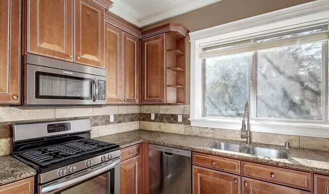 Building Photo - 3 Bed | 3.5 Bath - Biltmore Luxury Townhom...