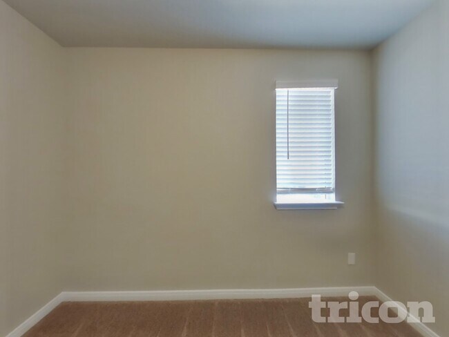 Building Photo - 13551 Paxton Blvd