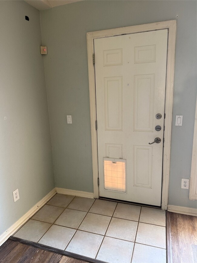 Building Photo - 523 Earls Ct Dr