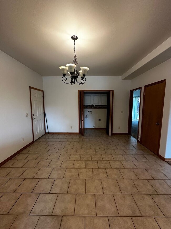 Building Photo - Beautiful 4 bedroom Home located in Centra...