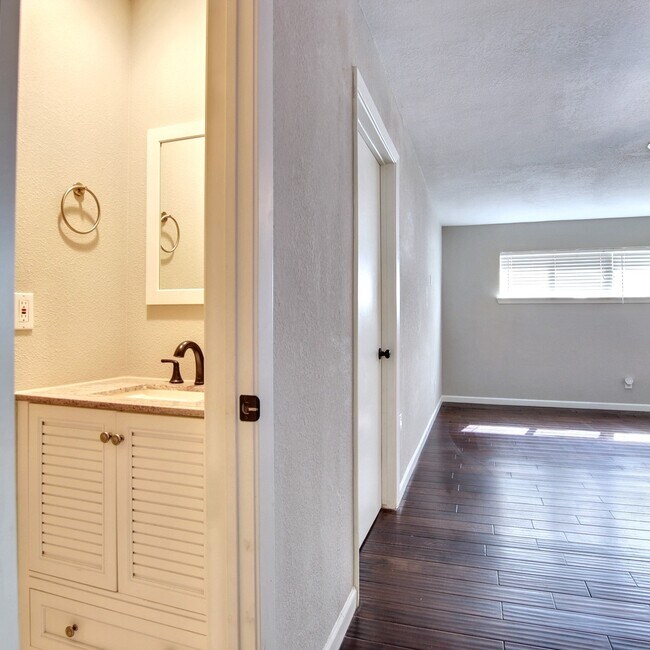 Building Photo - 1520 Sunnybrook Dr