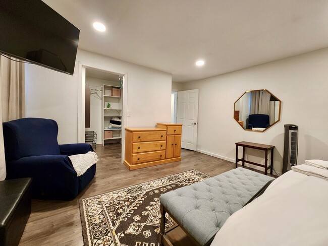 Building Photo - 4 bed 2.5 bath House | East Rochester | First Floor Laundry Hookups | Front and back covered porch