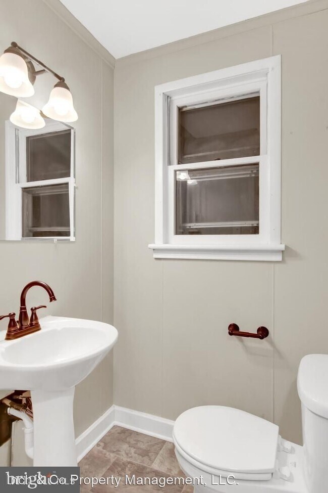 Building Photo - 4 br, 1 bath House - 461 Highland Street W...