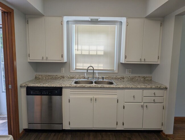 Building Photo - 8983 Highland Dr